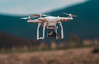 Drone kameraya 3 el ateş etti