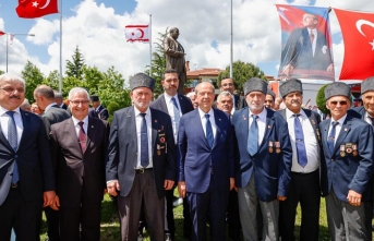 Kalplerde taht kurdu
