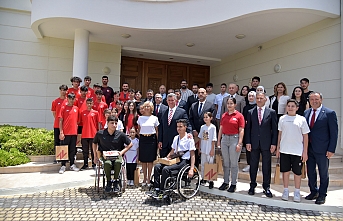‘Gençler izim baştacımız’