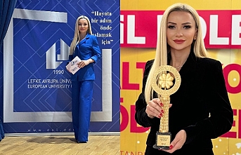 Annesine armağan etti