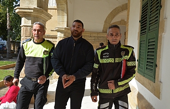 Cep telefonu inceleniyor