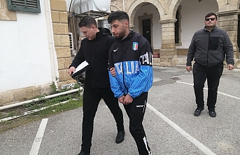Burnunu kırdı