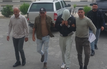 Cep telefonu inceleniyor