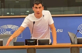 Fanatikler ateş püskürüyor