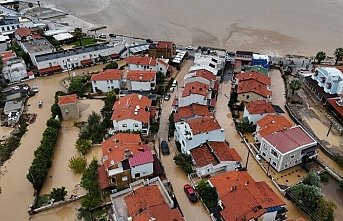 İzmir'i sağanak vurdu