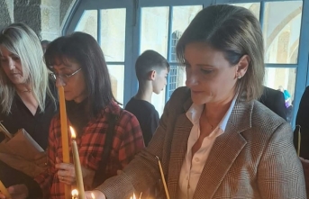 Mum yakıp, dua etti