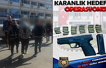 Otların arasına gizledi