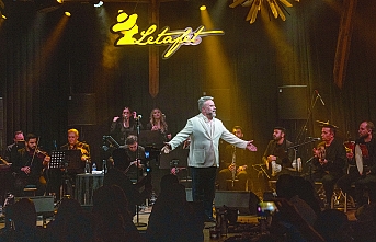 Şarkılarıyla coşturdu