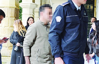 Yüzüne yumruk attı