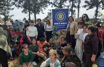 Öğrenciler fidan dikti