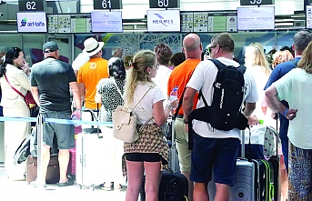 Yolcular ortada kaldı