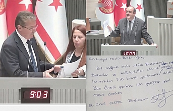 ‘İlk imzayı’  kürsüde attı
