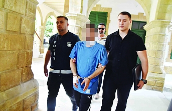 Cep telefonu inceleniyor