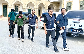 Üç tutuklu var