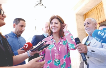 Topu liderlere attı