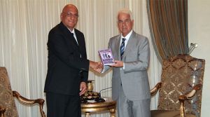 Ahmet Sanver, üçüncü kitabını cumhurbaşkanı eroğlu’na takdim etti