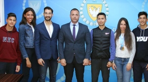 Başarılı atletleri tebrik etti