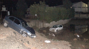 Bir araç tarlaya uçtu