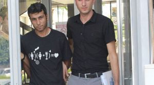 Birine pencerereden,diğerine kapıdan girdi
