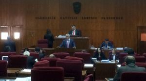 Dosyalar tozlu raflarda