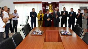 Dürüst bakanlık personeliyle bayramlaştı
