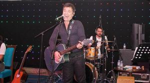 Gitar dile geldi