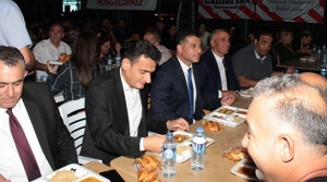 Halkla beraber  orucunu açtı