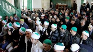 Huşu içinde  dua ettiler