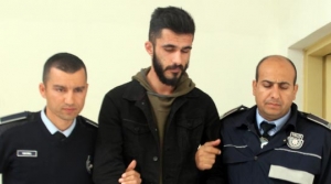  Kalçasına sapladı