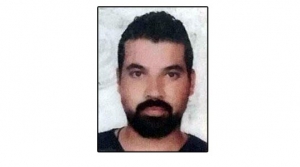Karnına sapladı