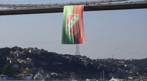 Karşıyaka bayrağı köprüde