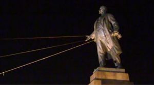 Lenin de yıkıldı