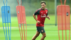 Mesut Arsenal'de kalmak istiyor