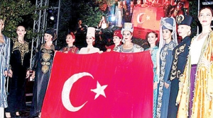 Osmanlı konağında göz alıcı defile 