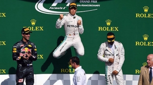 Rosberg uçtu