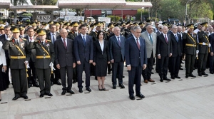 Şehitlere saygı duruşu