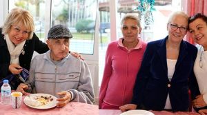  Yaşlılara moral verdiler