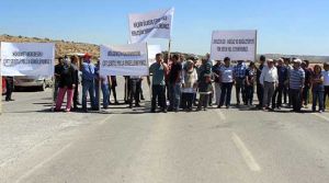 Yolu trafiğe kapadılar