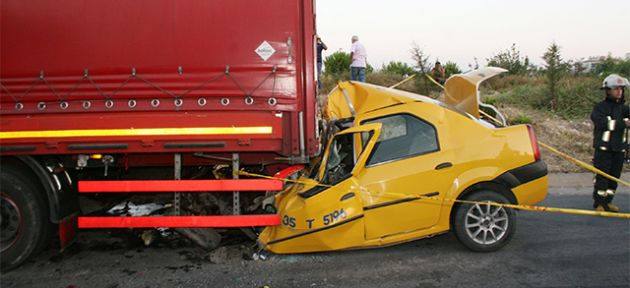 TIR’ın altına girdi