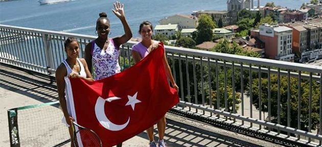 Türk Bayrağı ile poz verdiler