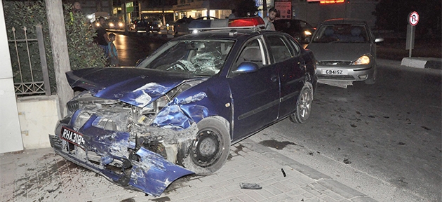 Yanlış yerden döndü, polis aracına çarptı