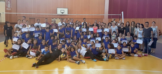 Yaz -Kış Voleybol Okulu’nda sertifikalar verildi