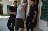 Göğsüne sapladı