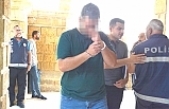 Tatlı sözle kandırdı