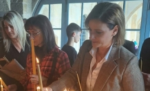 Mum yakıp, dua etti