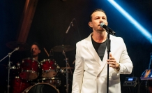 Şarkılarıyla coşturdu