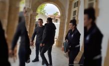 Hücrede bekliyor