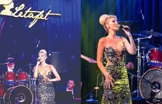 Sesi ve kıyafetiyle büyüledi