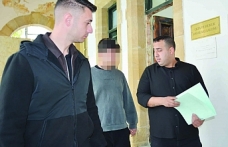 Aracın farını kırdı