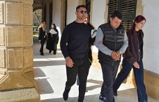 Yüzünü gözünü dağıttı